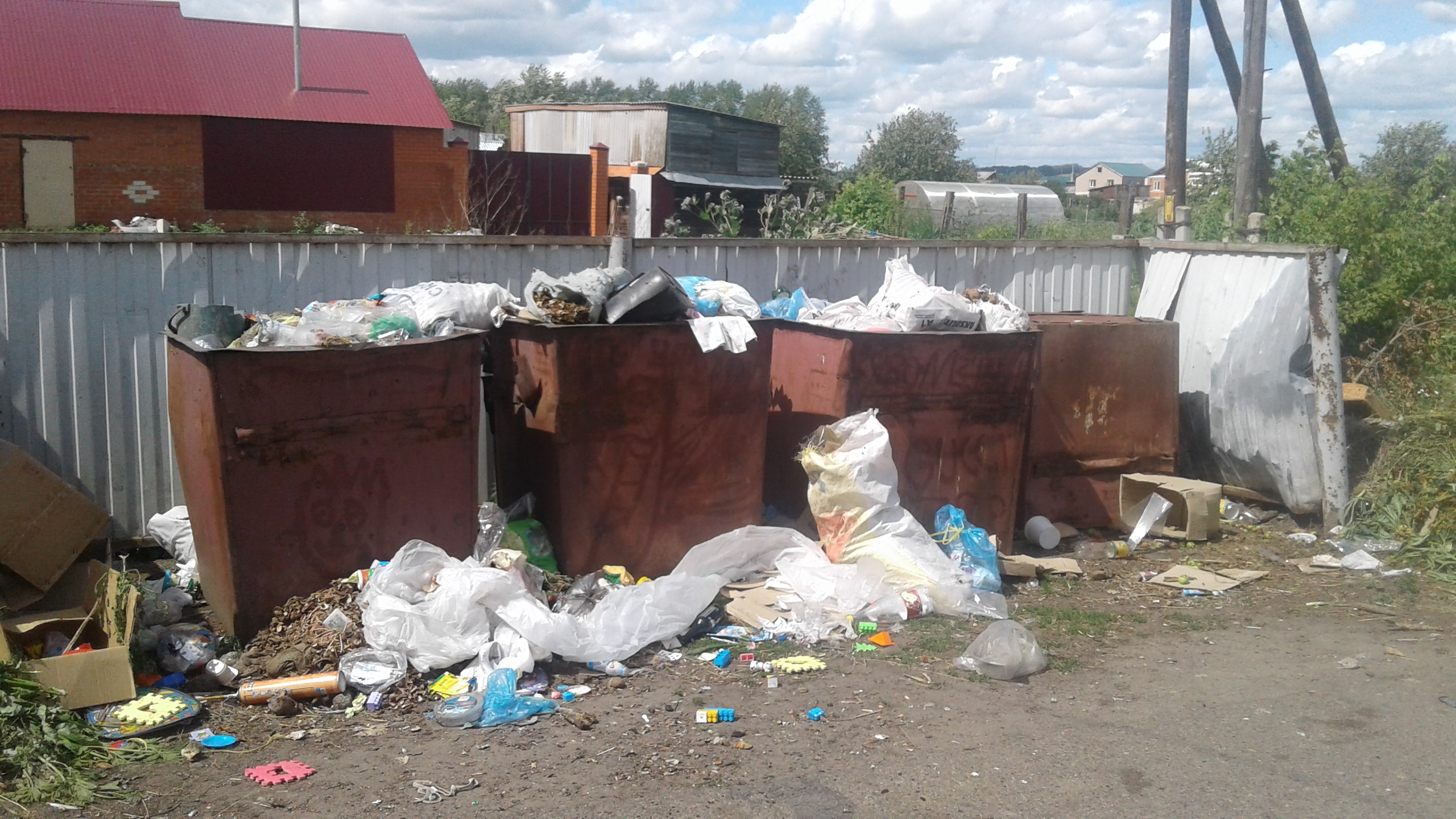 В районе мусорке. Мусорный бак. Фон мусорки. Город мусорка в России.